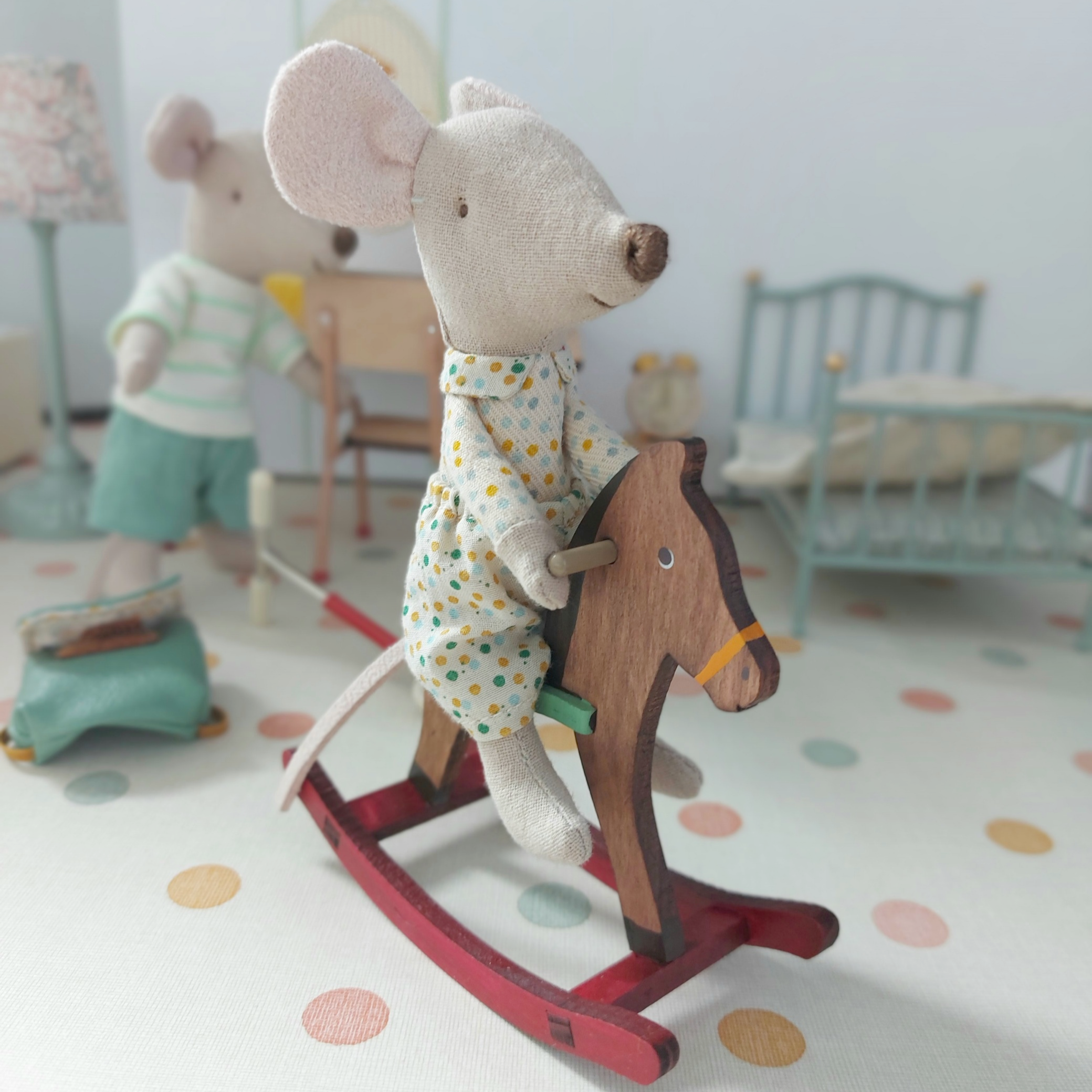 Maileg Schaukelpferd und Maus im Mauskinderzimmer, alles erhältlich bei www.luiseundfritz.de