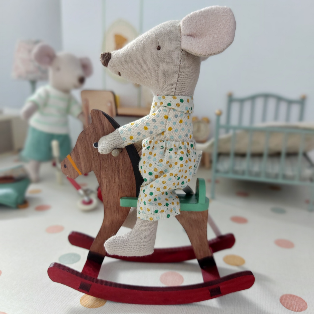 Maileg Schaukelpferd und Maus im Mauskinderzimmer, alles erhältlich bei www.luiseundfritz.de