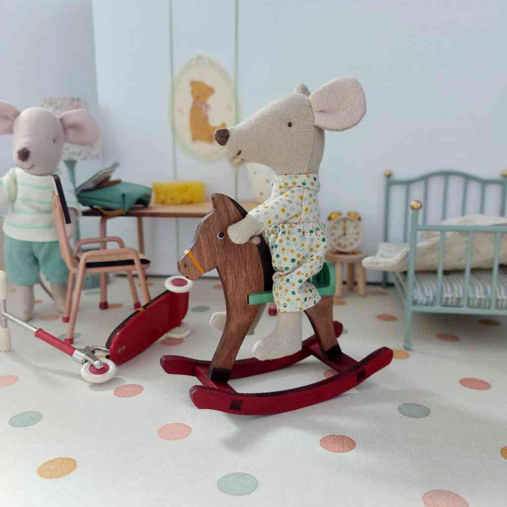 Maileg Schaukelpferd und Maus im Mauskinderzimmer, alles erhältlich bei www.luiseundfritz.de