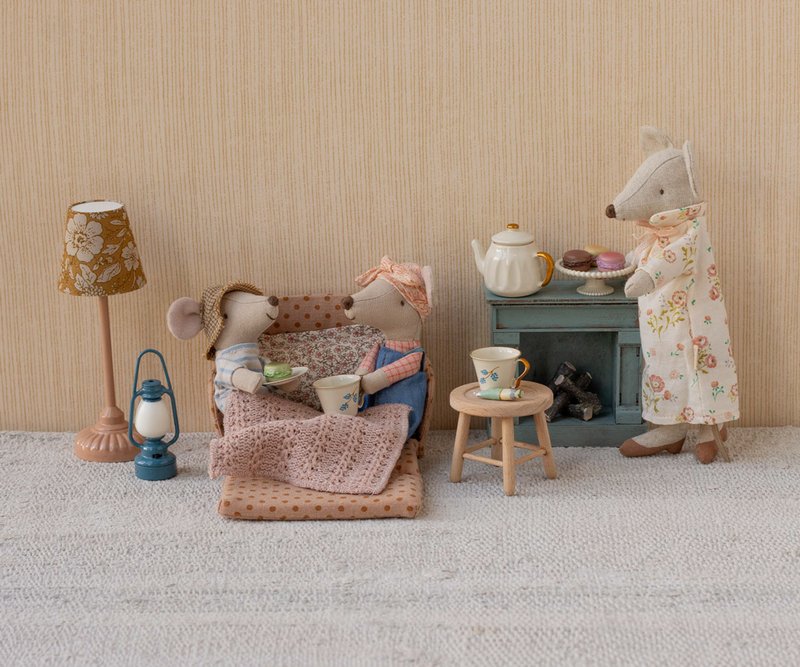 Maileg Wohnzimmer mit Maus-Oma und Besuch sowie Maileg Schlafsofa PUNKTE, für Maileg-Mäuse erhältlich bei www.luiseundfritz.de