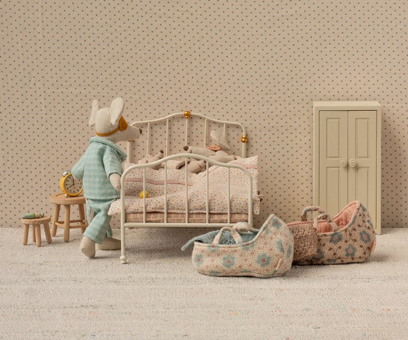 Maileg Schlafzimmer mit Mäuse, Schrank, Hocker, Wecker und Bett für Mäuse ca. 19x13 cm mit Bettwäsche alles erhältlich bei www.luiseundfritz.de