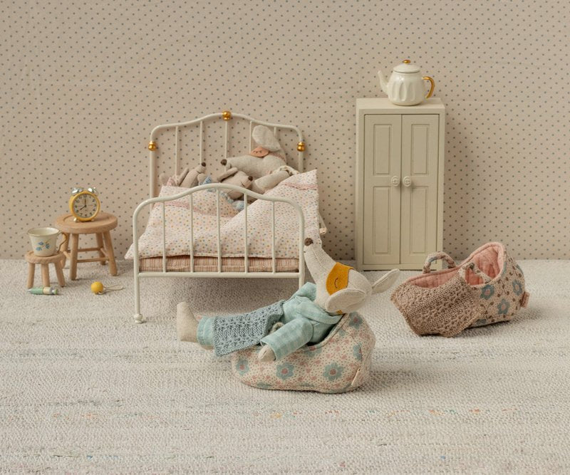 Maileg Schlafzimmer mit Eltern-Mäuse, Babymäuse, Babytragen, Schrank, Hocker, Wecker und Bett für Mäuse ca. 19x13 cm mit Bettwäsche alles erhältlich bei www.luiseundfritz.de