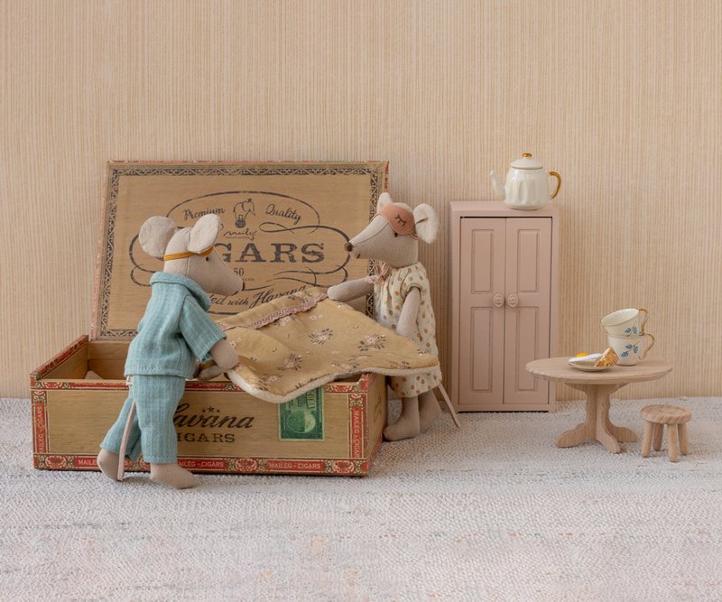 Maileg Schlafzimmer mit MäuseEltern PAPA & MAMA Maus in Zigarrenkiste Cigarbox Havanna erhältlich bei www.luiseundfritz.de