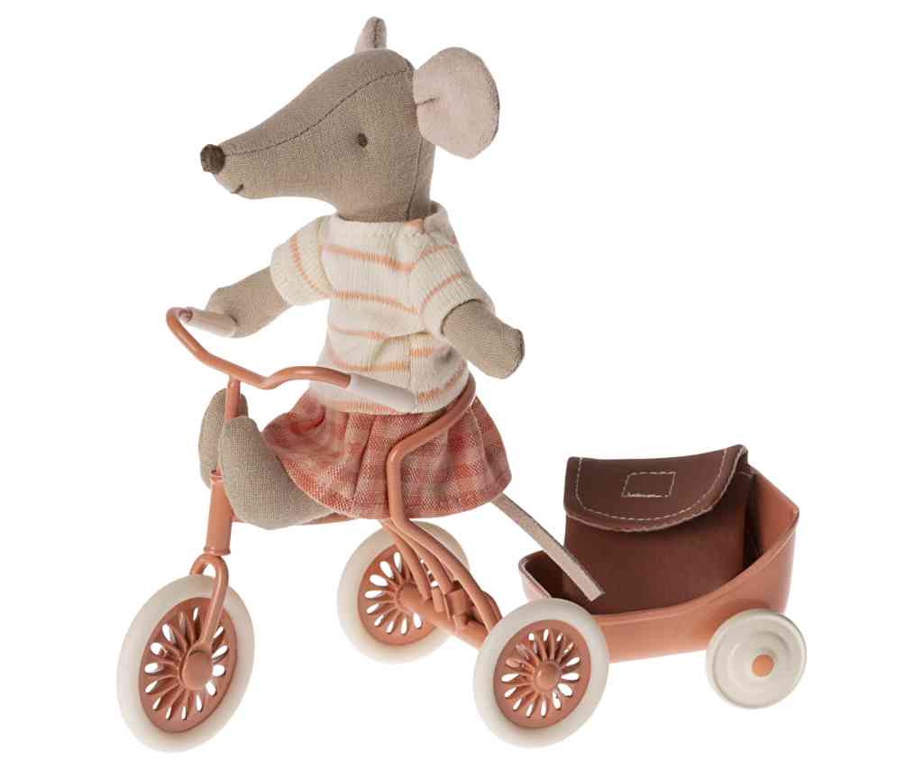 Maileg Maus mit Schulranzen coral Dreiradmaus mit Magnet in den Händen bei www.luiseundfritz.de
