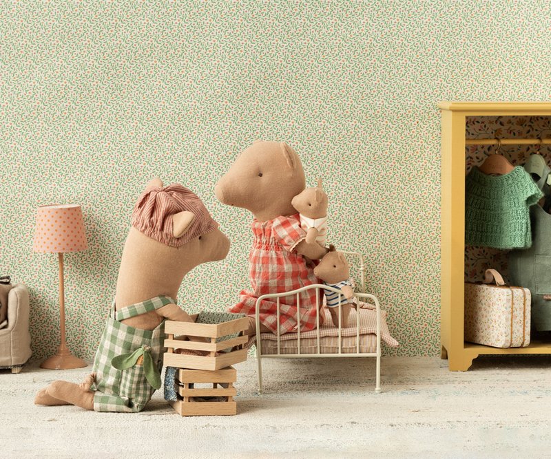Familie Schwein von Maileg mit Bett und Schrank, alles erhältlich bei www.luiseundfritz.de
