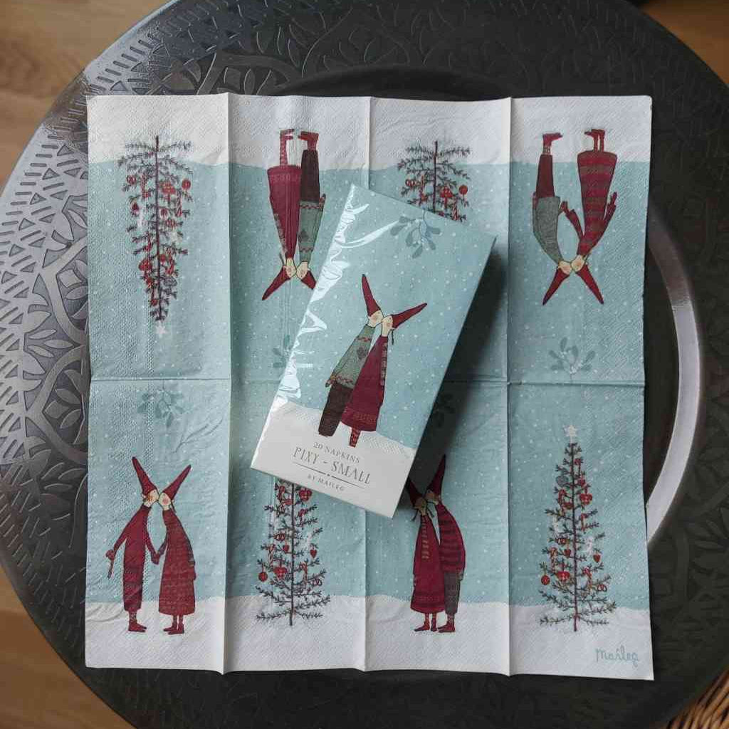 Maileg Servietten "Pixy Kiss" Abbildung mit nordischen Wichteln und Weihnachtsbaum. Erhältlich bei www.luiseundfritz.de