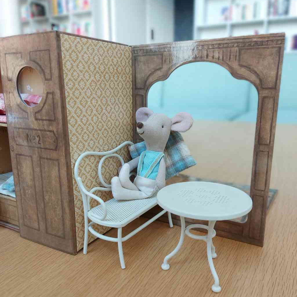 Stimmungsfoto von Tanzmaus auf Bank mit Cafehaustisch im Maileg TANZSTUDIO-MAUSHAUS mit 2 BALLETTMÄUSEN Wendebox mit Stockbetten, erhältlich bei www.luiseundfritz.de