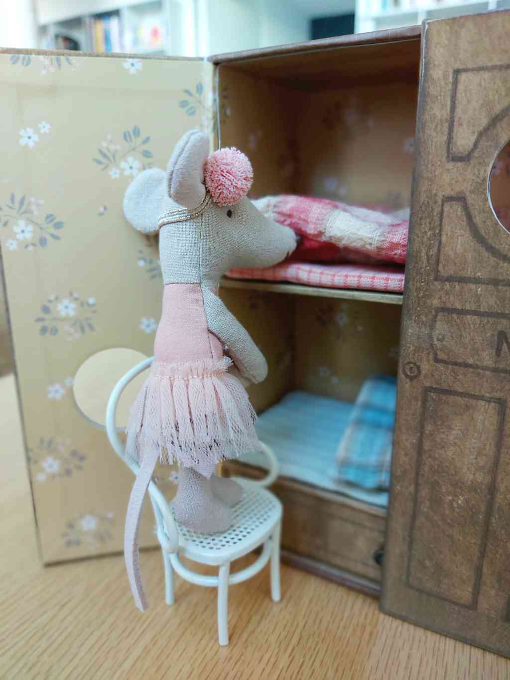 Stimmungsfoto von Maileg Ballerinamaus im TANZSTUDIO-MAUSHAUS (Wendebox) mit Stockbetten und Mäusen, erhältlich bei www.luiseundfritz.de