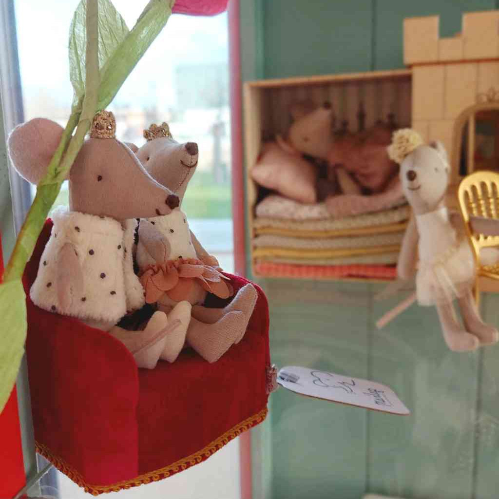 Maileg Maus-Zwillinge Royals auf rotem Sessel, erhältlich bei www.luiseundfritz.de