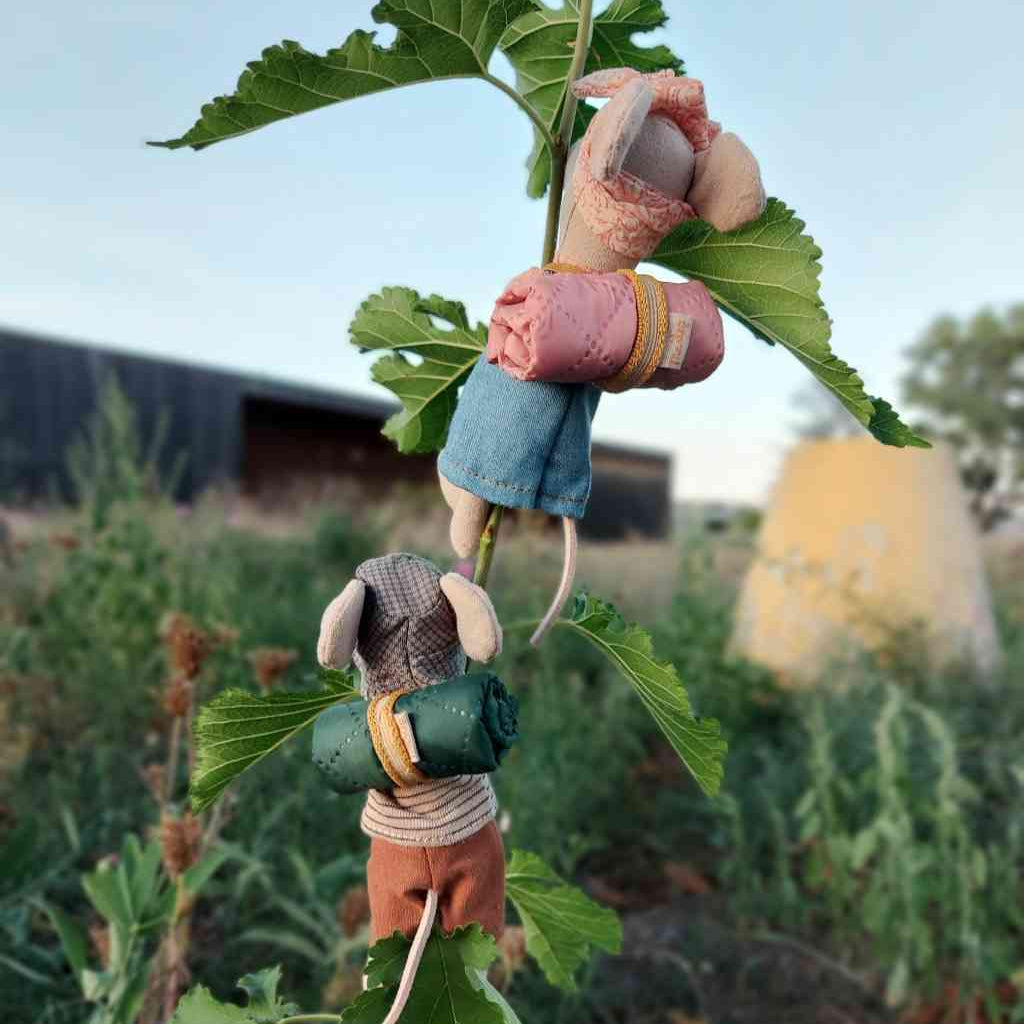 Maileg Wandermäuse mit Schlafsack, beim Erkunden der Natur. Alles erhältlich bei www.luiseundfritz.de