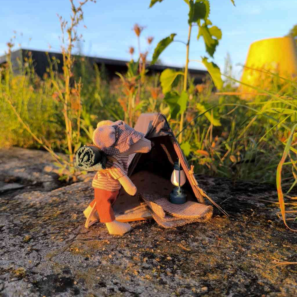 Maileg Wandermaus großer Bruder WANDERER mit Schlafsack und Magnete beim Zelten in der Natur. Maus und Zelt erhältlich bei www.luiseundfritz.de