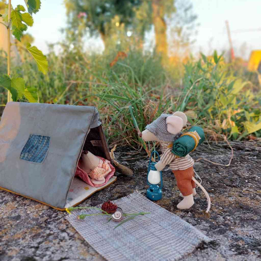 Maileg Wandermaus großer Bruder und Maileg Wandermaus große Schwester - miit Schlafsack und Magnete beim Erkunden der Natur mit Maileg Zelt. Alles erhältlich bei www.luiseundfritz.de