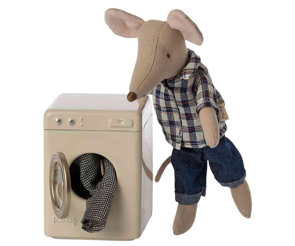 maileg waschmaschine für die mausfamilie,hier Abbildung mit papamaus, erhältlich bei www.luiseundfritz.de