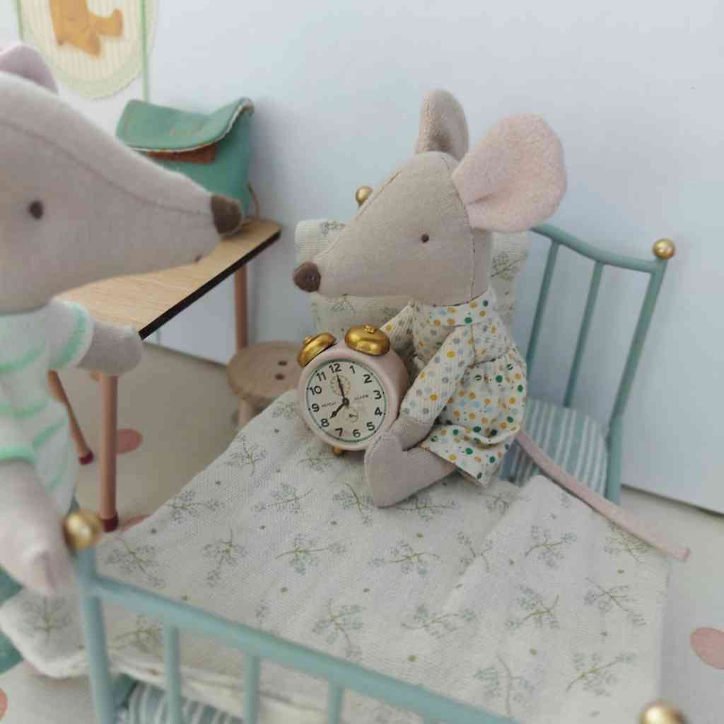 Maileg Mäuse großer und kleiner Bruder im Mauskinderzimmer mit Wecker und blauem Metallbett. Alles erhältlich bei www.luiseundfritz.de
