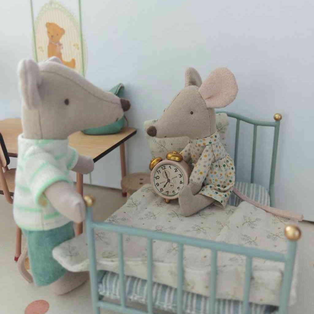 Maileg Mäuse großer und kleiner Bruder im Mauskinderzimmer mit Wecker und blauem Metallbett. Alles erhältlich bei www.luiseundfritz.de