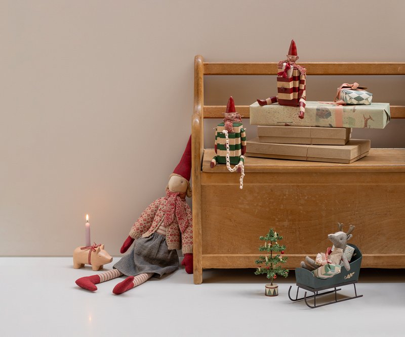 Weihnachtsstimmung mit Maileg Wichtel aus Stoff und aus Holz, einem Holzkerzenständer in Schweinform und Holzschlitten, Weihnachtsbaum und mini-Hirsch, alles erhältlich bei www.luiseundfritz.de