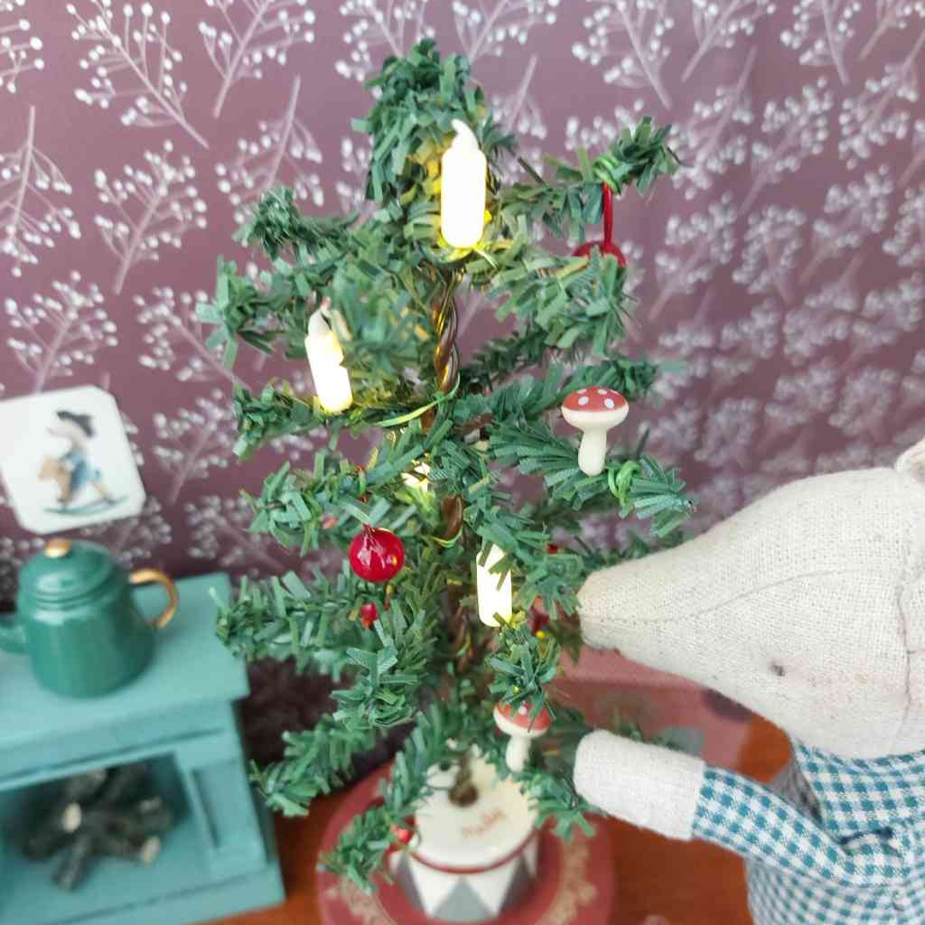 Maileg Weihnachtsbaum mit beleuchteten LED Kerzen, perfekt für die Mausfamilie. Erhältlich bei www.luiseundfritz.de