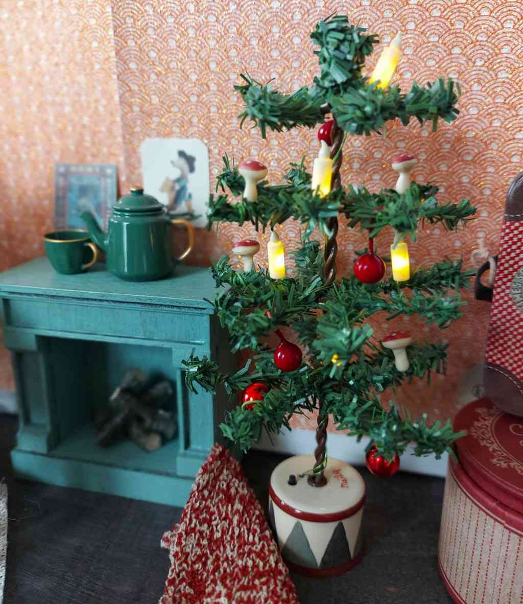 Maileg Kamin, Kanne und Teetasse sowie: Maileg Weihnachtsbaum mit beleuchteten LED Kerzen, perfekt für die Mausfamilie. Erhältlich bei www.luiseundfritz.de