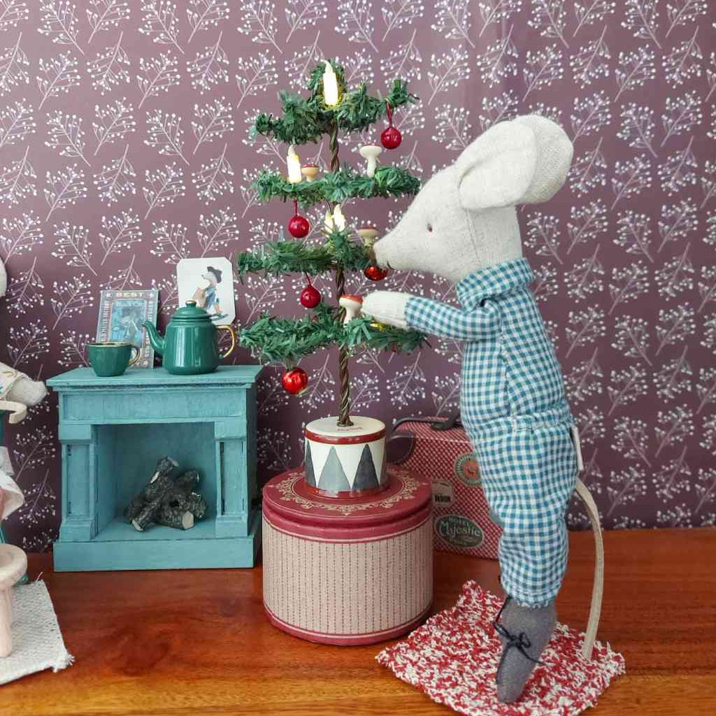Maileg Weihnachtszimmer mit Opa-Maus, Kamin und Maileg Weihnachtsbaum mit beleuchteten LED Kerzen, perfekt für die Mausfamilie. Erhältlich bei www.luiseundfritz.de