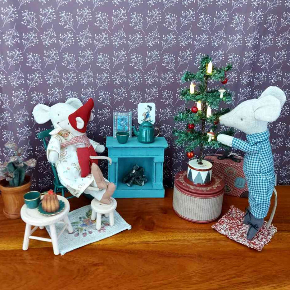 Maileg Weihnachtszimmer mit Maus-Großeltern mit Kamin und Weihnachtsbaum sowie Christmas Tea Party Set. Alles bei www.luiseundfritz.de