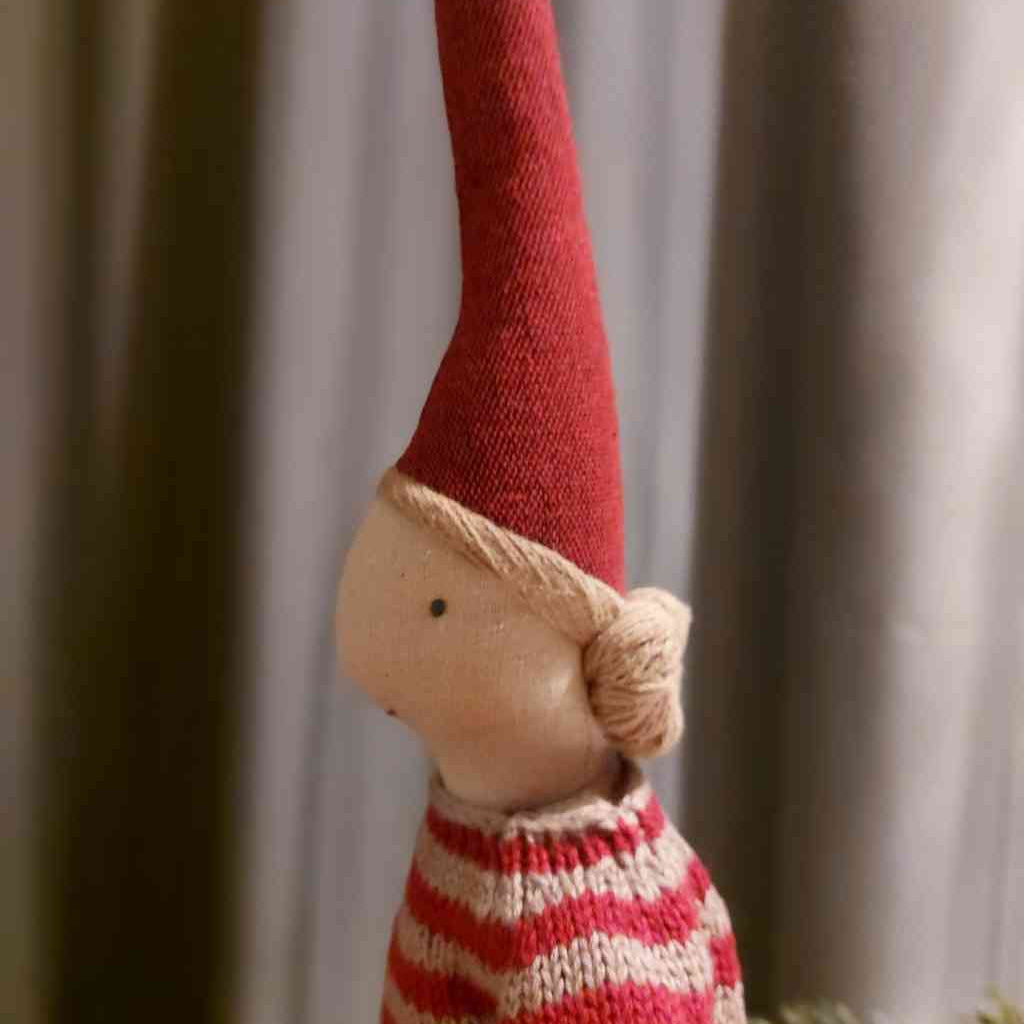 Detailfoto von Wichtelfrisur vom Maileg Wichtel Gr. 3 ca. 49 cm Wichtelmädchen in Pulli und Rock ☆ PIXY erhältlich bei www.luiseundfritz.de