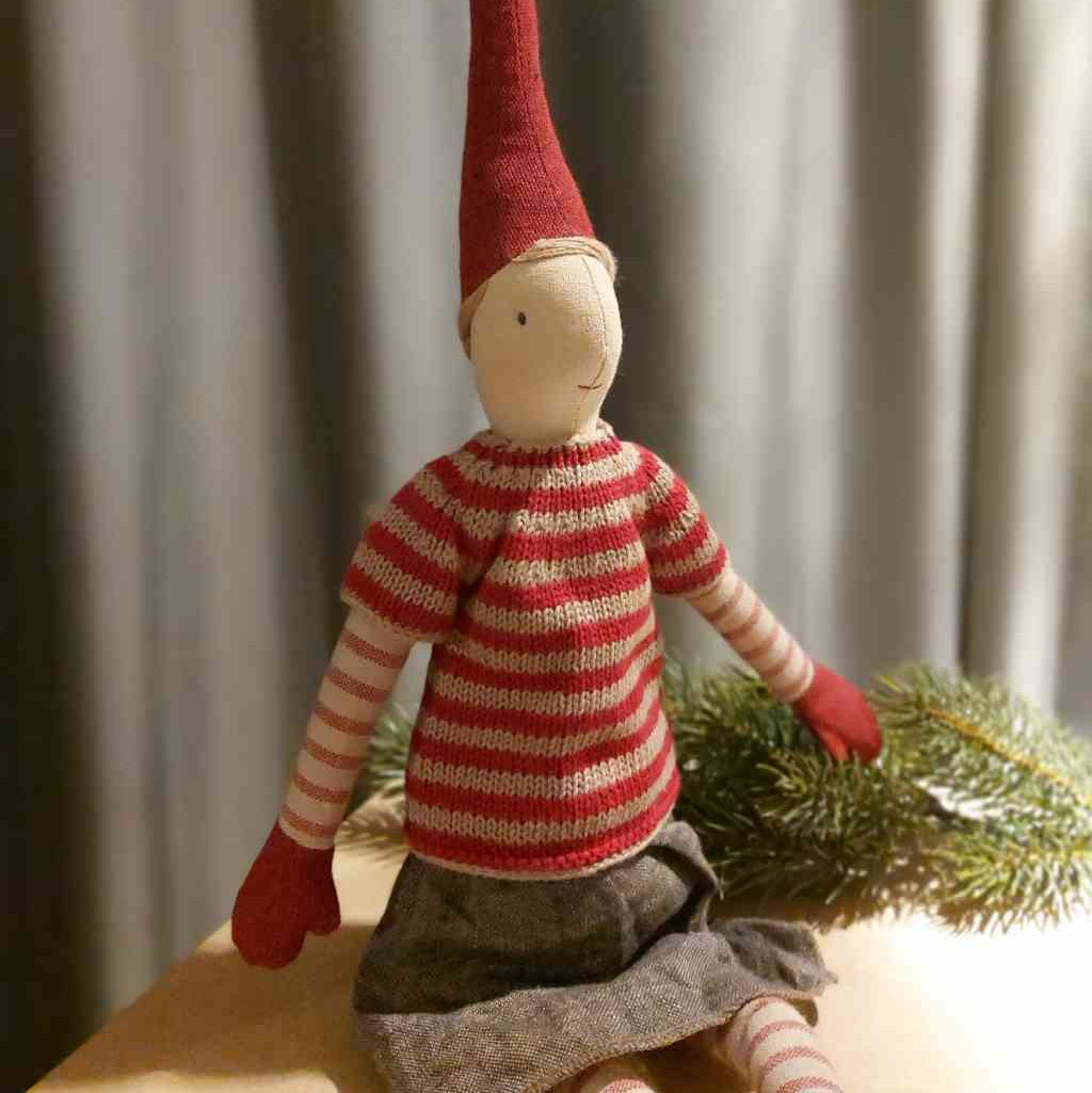 Stimmungsfoto mit Maileg Wichtel Gr. 3 ca. 49 cm Wichtelmädchen in Pulli und Rock ☆ PIXY erhältlich bei www.luiseundfritz.de