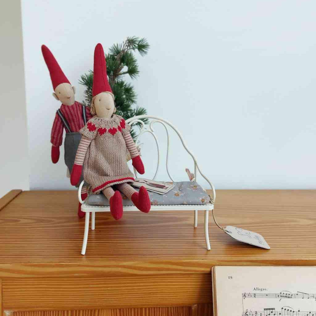 Maileg Wichtel in Größe 2 auf einer nostalgischen Metallbank von Maileg, alles erhältlich bei www.luiseundfritz.de