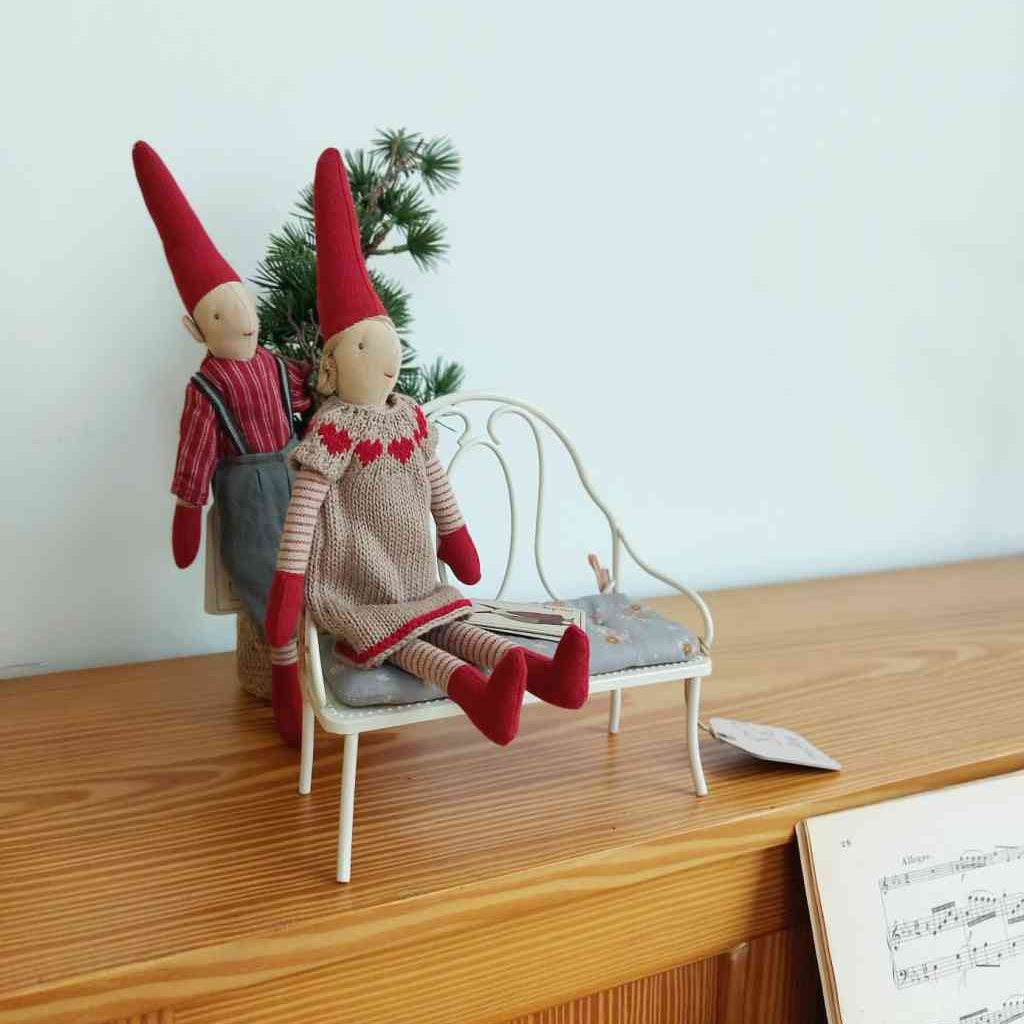 Maileg Wichtel in Größe 2 auf einer nostalgischen Metallbank von Maileg, alles erhältlich bei www.luiseundfritz.de