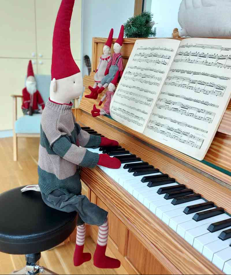 Maileg Wichtel Gr. 6 ca. 106 cm Wichteljunge in Strickpulli bestickt mit No. 24 - am Klavier und andere kleinere Wichtel als Zuhörer, alle erhältlich bei www.luiseundfritz.de