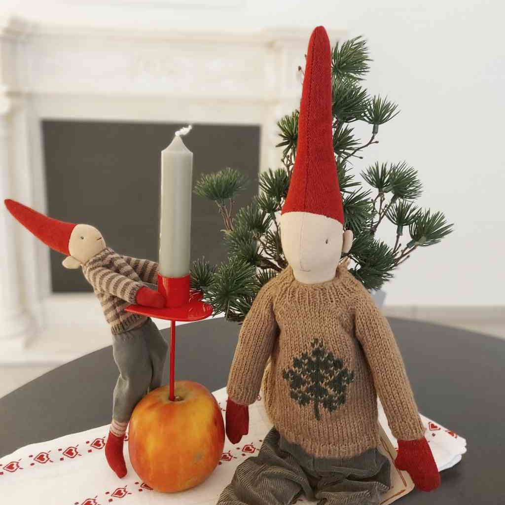 Maileg Kletterwichtel und Wichtel mit Kerzenhalter-Spieß in Herzform von Ib Laursen, sowie ein kleiner Zedernbaum. Alles erhältlich bei www.luiseundfritz.de