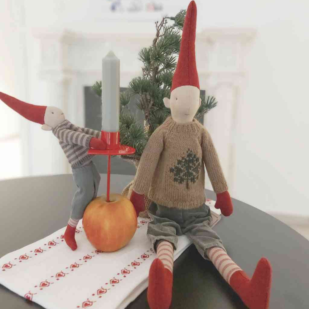 Maileg Kletterwichtel und Wichtel mit Kerzenhalter-Spieß in Herzform von Ib Laursen, sowie ein kleiner Zedernbaum und ein Geschirrtuch mit Herzmuster ebenfalls von Ib Laursen. Alles erhältlich bei www.luiseundfritz.de