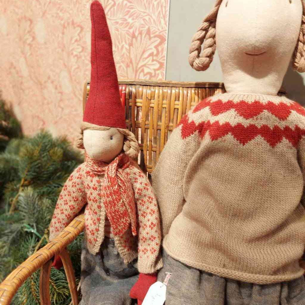 Maileg Wichtel Gr. 4 ca. 60 cm Wichtelmädchen in Strickjacke, Schal + Rock ☆ PIXY erhältlich bei www.luiseundfritz.de