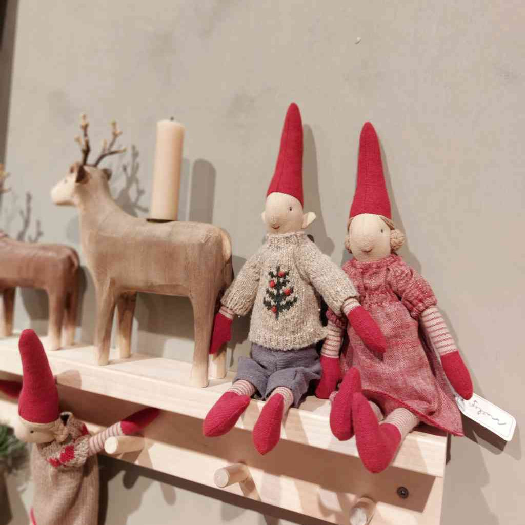 Stimmungsbild mit Maileg Wichtel und Kerzenhalter aus Holz in Rentier-Form. Alles erhältlich bei www.luiseundfritz.de
