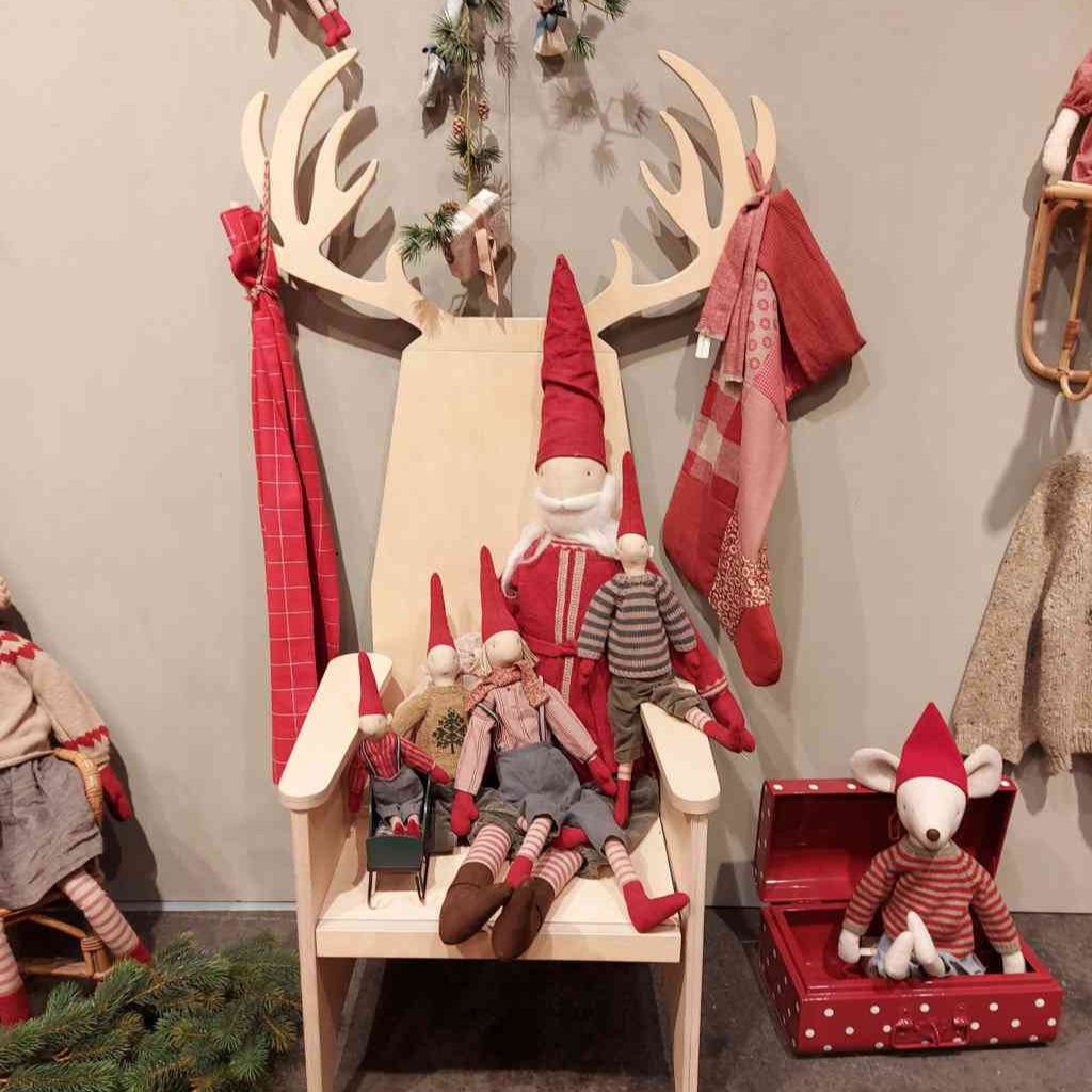 Stimmungsbild mit verschiedenen Mailegwichteln und großer Wintermaus sowie großem Nikolaus, bzw. Weihnachtsmann. Alles erhältlich bei www.luiseundfritz.de
