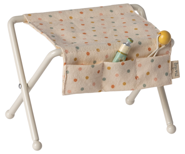 Maileg Wickeltisch PÜNKTCHEN mit Rassel und Tube fürs Mäusebaby Gr. my/newborn erhältlich bei www.luiseundfritz.de