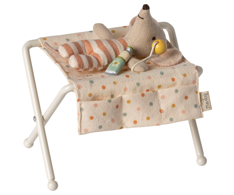 Maileg Wickeltisch PÜNKTCHEN mit Rassel und Tube fürs Mäusebaby Gr. my/newborn erhältlich bei www.luiseundfritz.de
