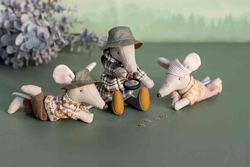 Maileg Maus WILDHÜTER ca. 15 cm Ranger Forscher Förster mit Schlafsack und Lupe