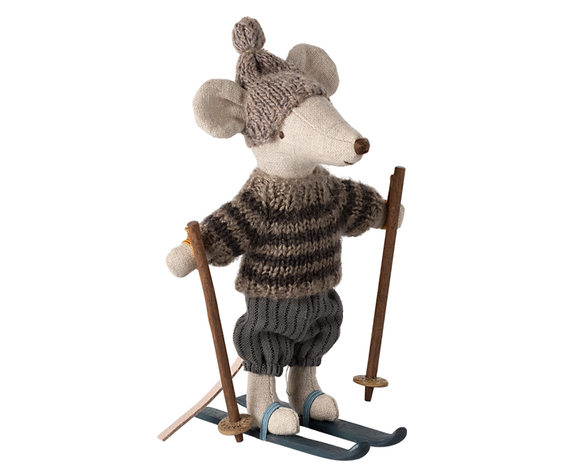 Maileg WINTERMAUS großer Bruder Skifahrer-Maus mit Ski und Skistöcken. ERhältlich bei www.luiseundfritz.de