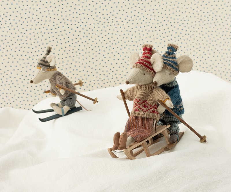 Winterwelt von Maileg mit Maileg WINTERMAUS großer Bruder Skifahrer-Maus mit Ski und Skistöcken. ERhältlich bei www.luiseundfritz.de