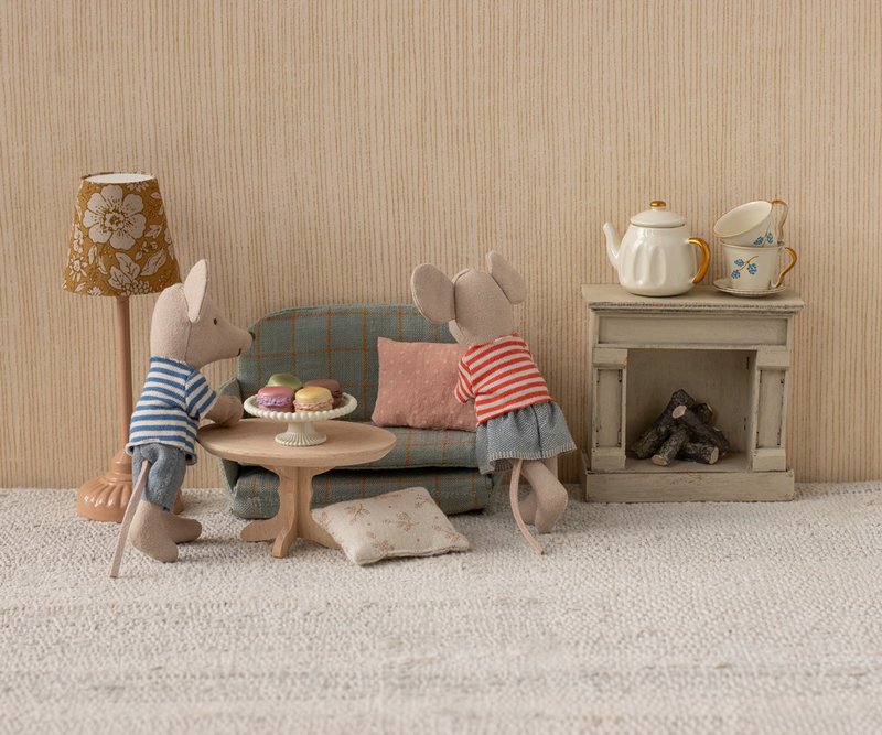 Maileg Maus-Wohnzimmer mit Mäuse. Kamin, Teekanne, Tassen und Macarons, sowie Schlafsofa , Stehlampe und ovaler Couchtisch. Alles erhältlich bei www.luiseundfritz.de
