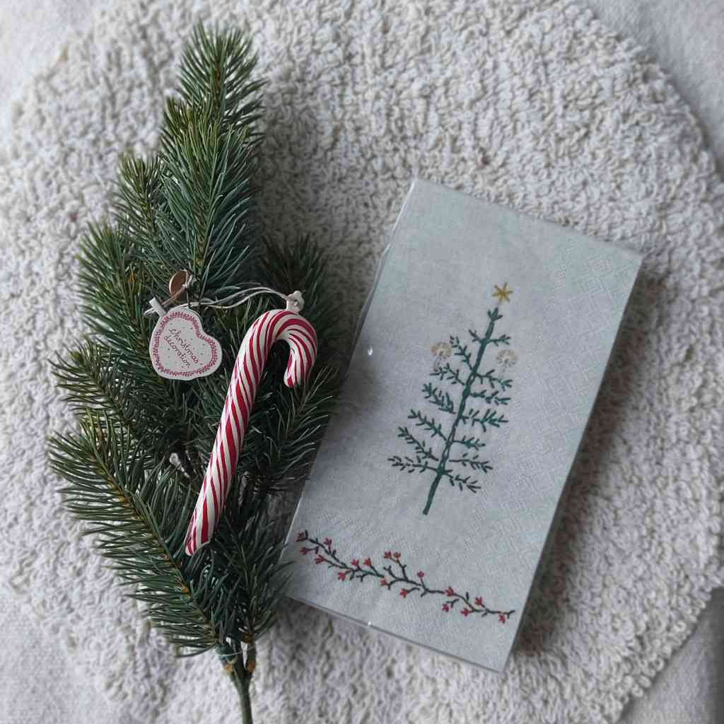 Maileg ZUCKERSTANGE groß rot weiß Metall-Ornament ca. 12 cm Baumschmuck und Servietten für die Adventszeit mit 4 verschiedenen Stickmotiven, alles erhältlich bei www.luiseundfritz.de