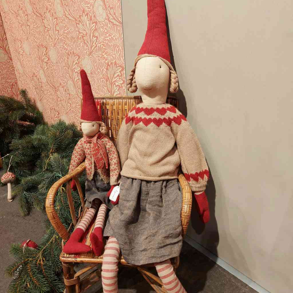 Maileg Wichtelmädchen, groß und sehr groß auf einem Stuhl in Weihnachtsstimmung. Beide erhältlich bei www.luiseundfritz.de so lange verfügbar.