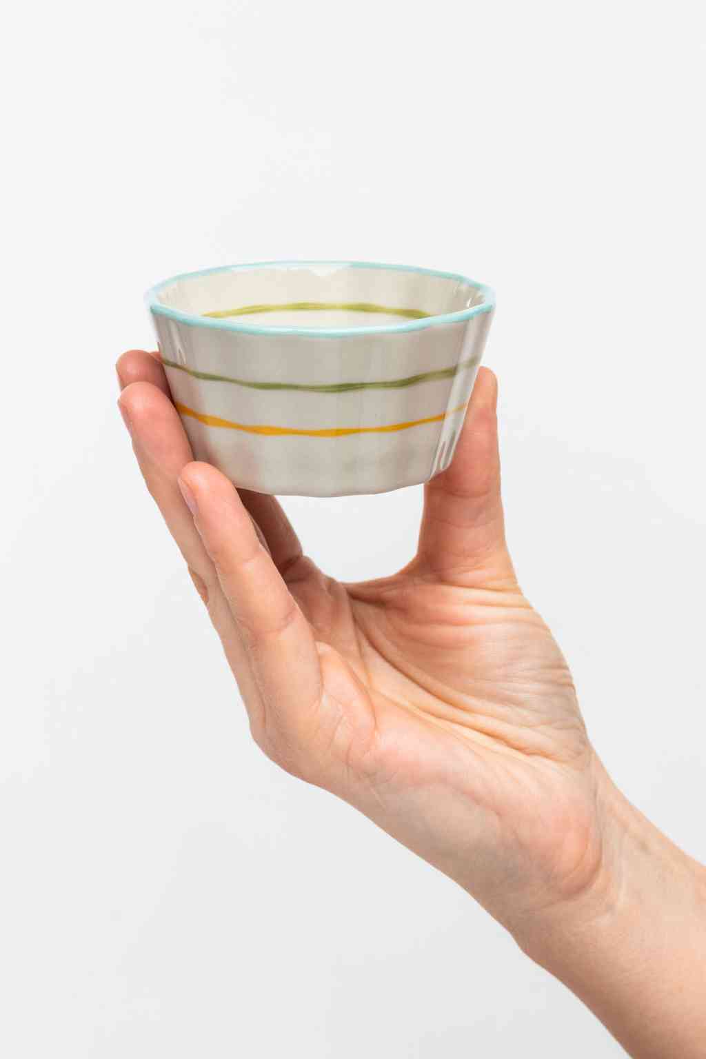 Foto mit Hand und Muffinform RETRO Backform ca. 8x4 cm creme grün Steinzeug erhältlich bei www.luiseundfritz.de