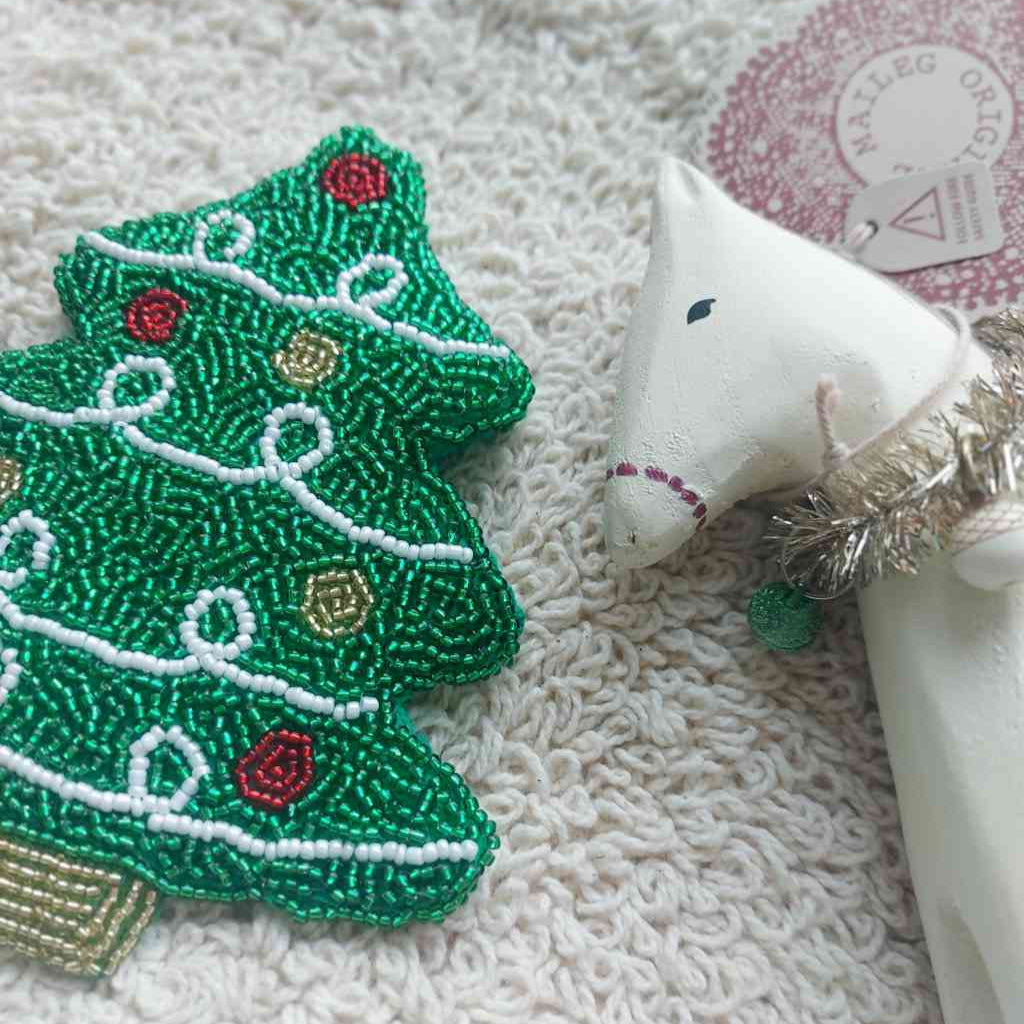 Detailaufnahme von Maileg Kerzenständer Pferd XMAS und Perlentasche WEIHNACHTSBAUM ca. 13x11 cm Geldbörse Utensilientasche alles erhältlich bei www.luiseundfritz.de