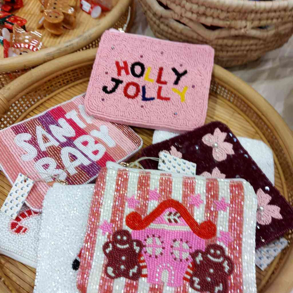 Verschiedene Perlentaschen mit Weihnachtsmotiven, wie z.B. Holly Jolly, Santa Baby, Lebkuchenmännchen, etc. alles erhältlich bei www.luiseundfritz.de