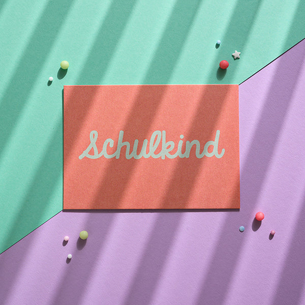 Postkarte SCHULKIND rosa blau Grußkarte zur Einschulung Holzschliffpappe