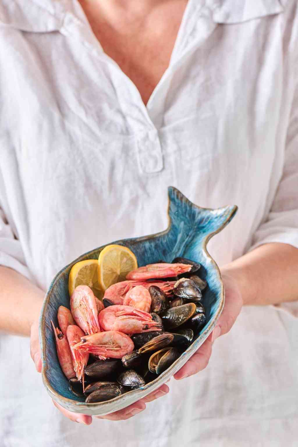 Stimmungsfoto mit meeresfrüchten: Schale FISCH groß ca. 32 cm Kollektion OCEAN Steingut von IB LAURSEN mit reaktiver Glasur. Erhältlich bei www.luiseundfritz.de