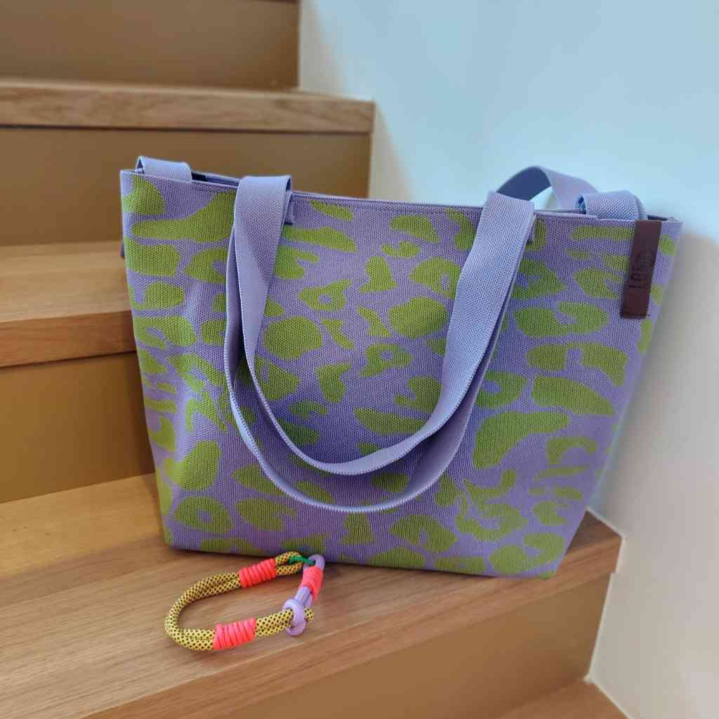 Shopper Mara-Wow, was für ein Eyecatcher! Dieser Shopper ist ein absolutes Fashion-Statement mit trendiger Farbkombination aus sanftem Lila und kräftigem Lemongreen.
Sie ist einfach perfekt und kann sowohl über der Schulter, in der Hand, als auch crossbody getragen werden.
Sie besteht aus strapazierfähigem, gewebtem Material, ist äußerst geräumig und wird mit einem praktischen Reißverschluss geschlossen. Erhältlich bei www.luiseundfritz.de