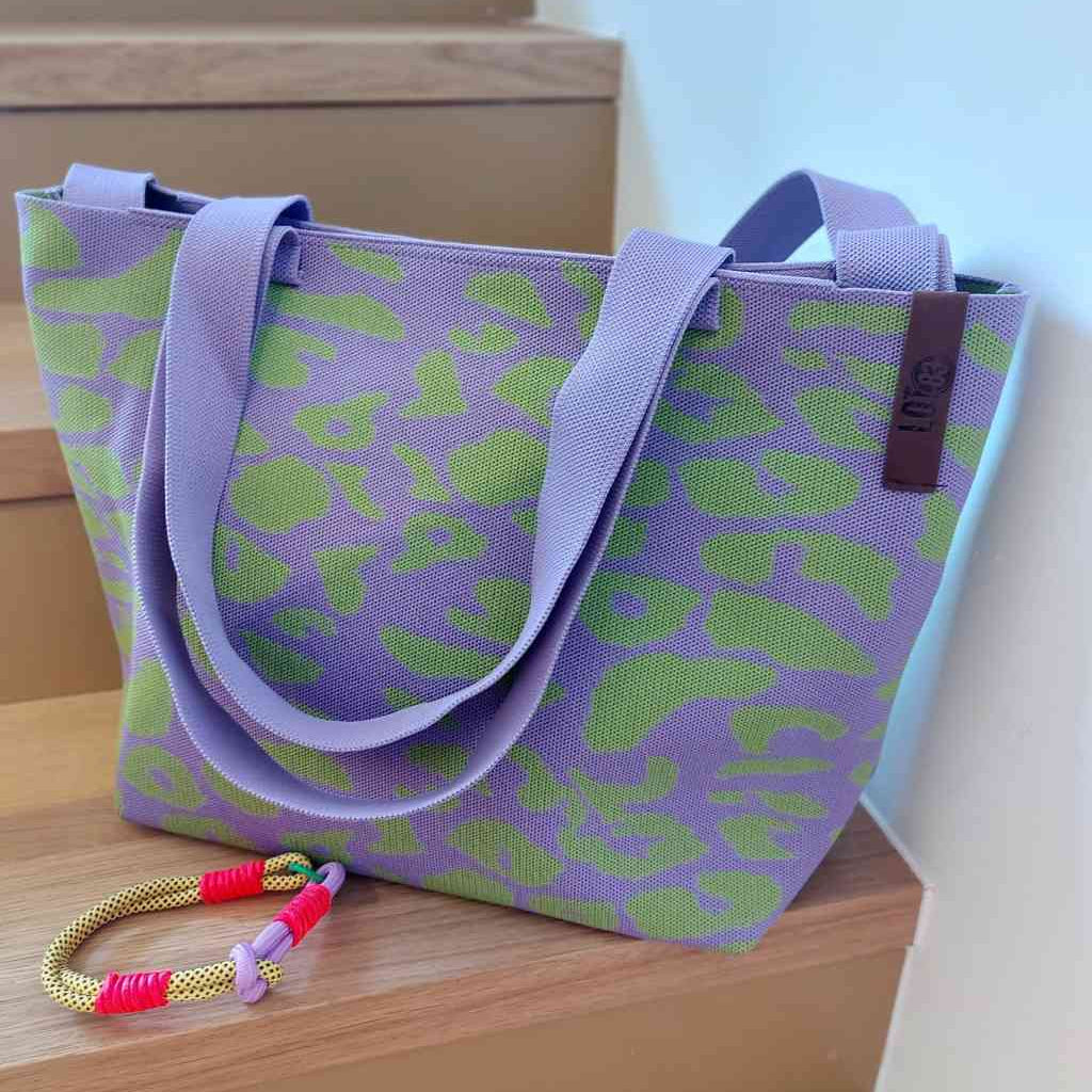 Shopper Mara-Wow, was für ein Eyecatcher! Dieser Shopper ist ein absolutes Fashion-Statement mit trendiger Farbkombination aus sanftem Lila und kräftigem Lemongreen.
Sie ist einfach perfekt und kann sowohl über der Schulter, in der Hand, als auch crossbody getragen werden.
Sie besteht aus strapazierfähigem, gewebtem Material, ist äußerst geräumig und wird mit einem praktischen Reißverschluss geschlossen. Erhältlich bei www.luiseundfritz.de