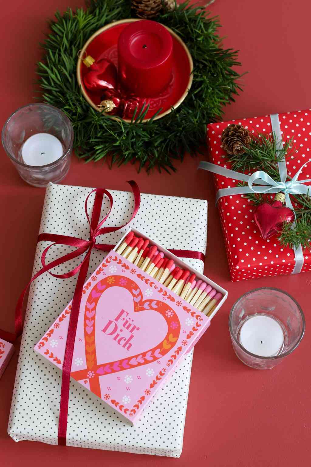 Streichhölzer XL FÜR DICH Maxi-Statement-Zündhölzer Zündkopf rot + pink auf Geschenkverpackung. Streichhölzer bei www.luiseundfritz.de erhältlich.